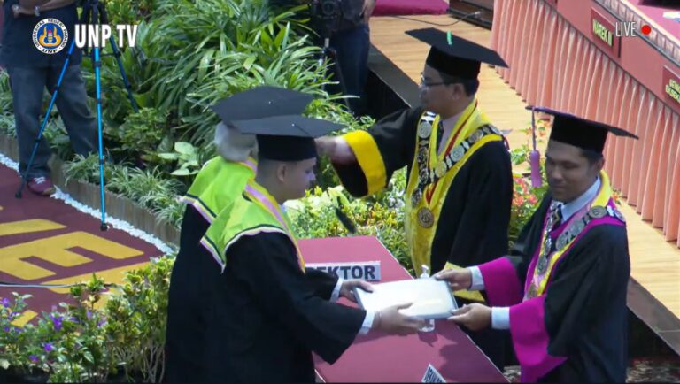Wisuda ke-137 UNP: Rektor Mewisuda 22 Ahli Madya Akuntansi Fakultas Ekonomi dan Bisnis