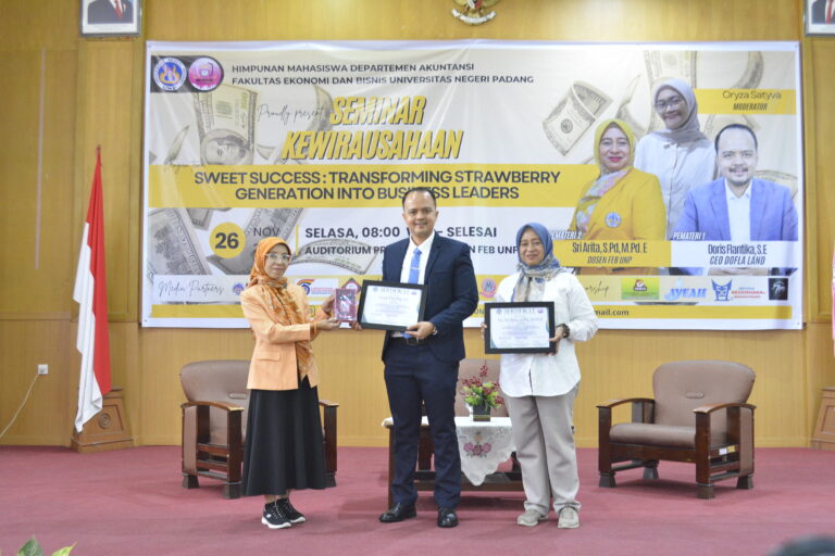 Seminar Kewirausahaan “Sweet Success: Transforming Strawberry Generation Into Business Leaders”